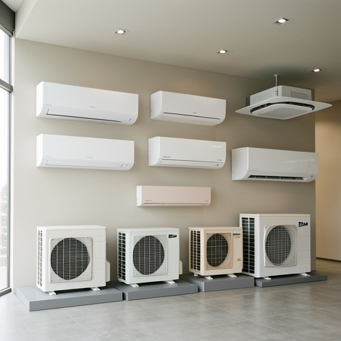 Présentation visuelle de plusieurs systèmes de climatisation modernes, avec unités murales, groupes extérieurs et modèles encastrables disposés dans un showroom contemporain.